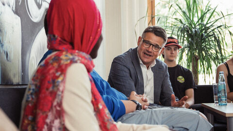 MP vor Ort in Nordhessen Eine Gesprächssituation zwischen zwei Personen.