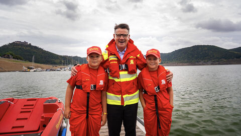 MP vor Ort in Nordhessen Ein mann und zwei Kinder stehen vor einem See.