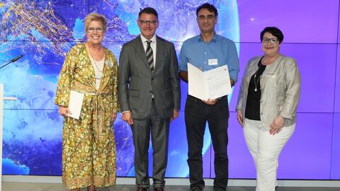 Übergabe Förderbescheid der Stiftung Flughafen Frankfurt/Main Gruppenbild: Ministerpräsident Rhein und die Vertreterinnen und Vertreter der geförderten Projekte bei der Bescheidübergabe