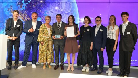 Übergabe Förderbescheid der Stiftung Flughafen Frankfurt/Main Gruppenbild: Ministerpräsident Rhein und die Vertreterinnen und Vertreter der geförderten Projekte bei der Bescheidübergabe