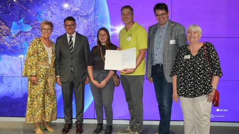 Übergabe Förderbescheid der Stiftung Flughafen Frankfurt/Main Gruppenbild: Ministerpräsident Rhein und die Vertreterinnen und Vertreter der geförderten Projekte bei der Bescheidübergabe