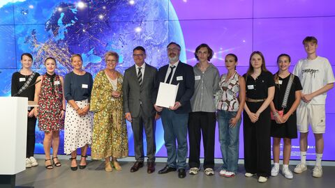 Übergabe Förderbescheid der Stiftung Flughafen Frankfurt/Main Gruppenbild: Ministerpräsident Rhein und die Vertreterinnen und Vertreter der geförderten Projekte bei der Bescheidübergabe