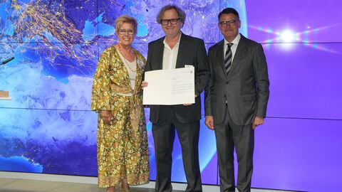 Übergabe Förderbescheid der Stiftung Flughafen Frankfurt/Main Gruppenbild: Ministerpräsident Rhein und die Vertreterinnen und Vertreter der geförderten Projekte bei der Bescheidübergabe