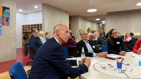 Diskussionsrunde Werte- und Demokratiebildung Bildungsminister Schwarz sitzt mit weiteren Personen an einem Tisch zur Diskussion.