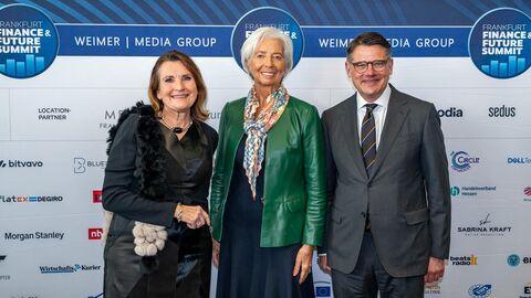 Frankfurt Finance & Future Summit Ministerpräsident Rhein steht mit zwei Personen zusammen vor einem Aufsteller des Finance & Future Summit