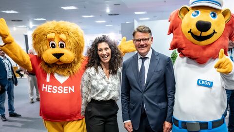 Ministerpräsident Boris Rhein trifft den Löwen "Leon".
