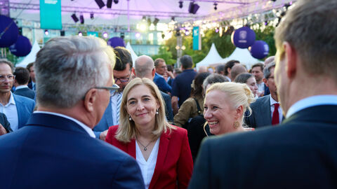Menschen unterhalten sich auf dem Fest.