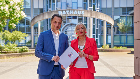 Digitalministerin Sinemus und Bürgermeister Joachim Reimann bei der Übergabe des Förderbescheids