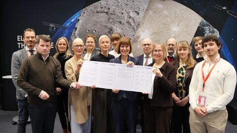 Sozialministerin Hofmann mit weiteren Personen und dem unterschriebenen Aktionsplan in der Hand.