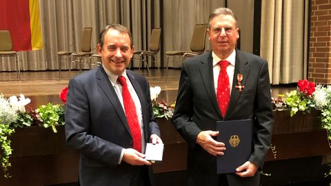 Übergabe der Auszeichnung durch Kultusminister Prof. Dr. R. Alexander Lorz 