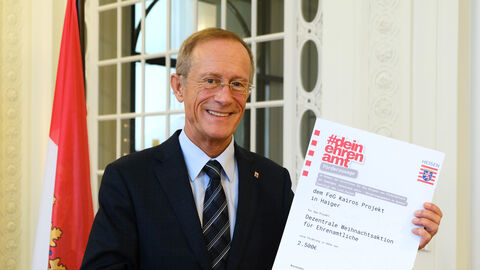 Axel Wintermeyer mit einem Förderbescheid Axel Wintermeyer mit einem Förderbescheid