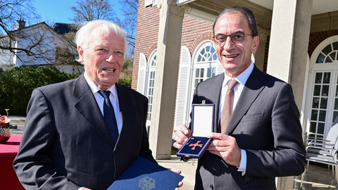 Dr. Ing. Hans-Hartwig Loewenstein (links) erhält das Verdienstkreuz 1. Klasse aus den Händen von Hessens Finanzminister Michael Boddenberg