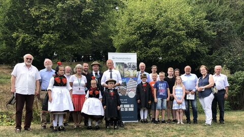 Der Chef der Staatskanzlei, Staatsminister Axel Wintermeyer, besucht den Museumsbus Schwalm-Aue.