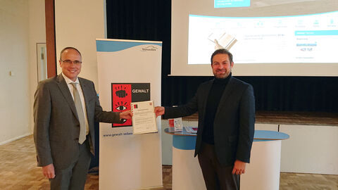 Innenminister Peter Beuth und Taunussteins Bürgermeister Sandro Zehner