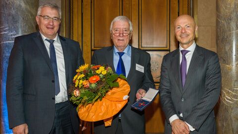 Dipl.-Ing. Ingolf Kluge (Präsident der Ingenieurkammer Hessen), Univ.-Prof. Dr.-Ing. Dr.-Ing. E.h. Udo F. Meißner, Staatssekretär Dr. Philipp Nimmermann (v.l.). Dipl.-Ing. Ingolf Kluge (Präsident der Ingenieurkammer Hessen), Univ.-Prof. Dr.-Ing. Dr.-Ing. E.h. Udo F. Meißner, Staatssekretär Dr. Philipp Nimmermann (v.l.).