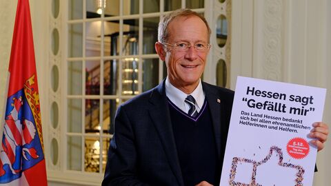 Der Chef der Staatskanzlei, Staatsminister Axel Wintermeyer, bedankt sich bei den ehrenamtlichen Helferinnen und Helfern in Hessen. 