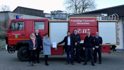 Europaministerin Lucia Puttrich mit Bürgermeister Timo Tichai und Mitgliedern der Freiwilligen Feuerwehr Hirzenhain bei der Übergabe des Zuwendungsbescheids (Bildrechte: Hessische Staatskanzlei)