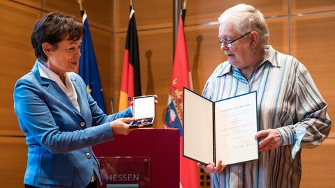 Europaministerin Lucia Puttrich bei der Überreichung des Bundesverdienstkreuzes an Barbara Thiem Europaministerin Lucia Puttrich bei der Überreichung des Bundesverdienstkreuzes an Barbara Thiem