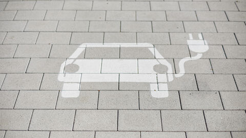 Kennzeichnung einer Stromtankstelle Aufgesprühtes Motiv eines E-Autos auf dem Boden als Hinweis zu einer Stromtankstelle