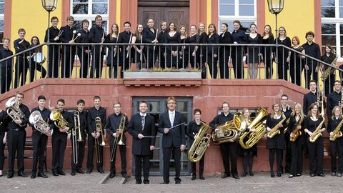 Das gesamte Landesjugendblasorchester posiert für ein Gruppenbild mit ihren Instrumenten