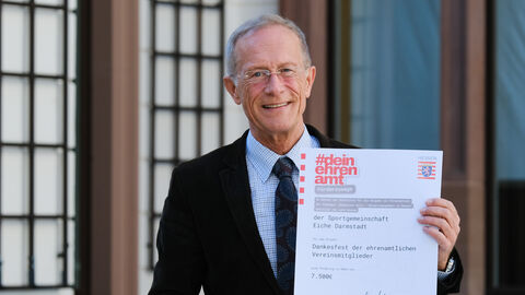 Staatsminister Axel Wintermeyer übergibt vier Förderbescheide um ehrenamtliche Projekte in Darmstadt, Roßdorf, Pfungstadt und Groß-Umstadt zu unterstützen.