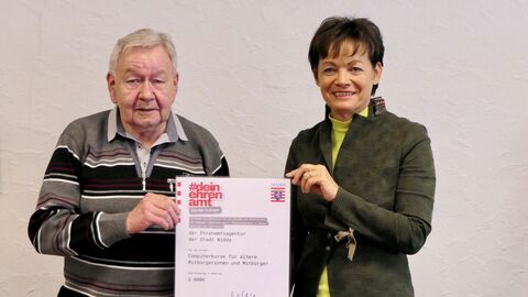 Europaministerin Lucia Puttrich und Günther Schrank bei der Übergabe der Förderung 