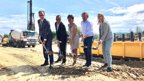 Gruppenfoto von der Grundsteinlegung zum Neubau des Finanzamts Nidda, Personen auf dem Bild: Michael Boddenberg (Minister), Thorsten Eberhard (Bürgermeister Nidda), Lucia Puttrich (MdL & Ministerin für Bundes- und Europaangelegenheiten), Daniel Beitlich (GF Revikon GmbH), Christine Putzo (Vorsteherin Finanzamt Nidda)