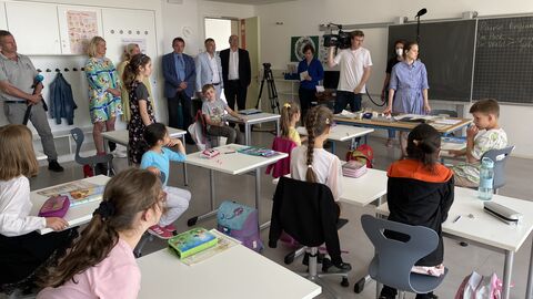 Kultusminister Lorz informiert sich bei Schulbesuch über die Integration geflüchteter Schülerinnen und Schüler Kultusminister Lorz besucht ein Klassenzimmer