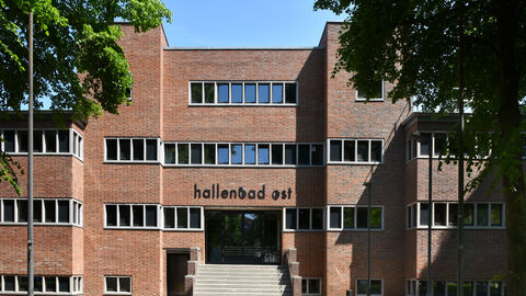 Das ehemalige Hallenbad Kassel Ost von außen: Ein rot gehaltener Backsteinbau