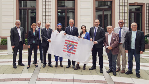 Der Chef der Hessischen Staatskanzlei, Staatsminister Axel Wintermeyer, hat heute, gemeinsam mit Haigers Bürgermeister Mario Schramm (4. v.l.), dem Pfungstädter Bürgermeister Patrick Koch (4.v.r.) in der Staatskanzlei die Hessentags-Fahne überreicht. 