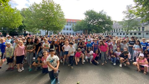 Schiller-Schule Wiesbaden erhält Auszeichnung für Ganztagsangebot Schülerinnen und Schüler der Schiller-Schule Wiesbaden