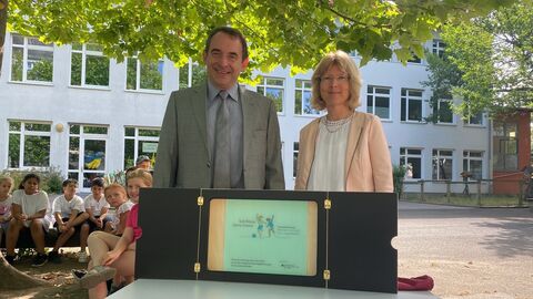 Schiller-Schule Wiesbaden erhält Auszeichnung für Ganztagsangebot Aufnahme von Kultusminister Prof. Dr. R. Alexander Lorz und Schulleiterin Barbara Kessler