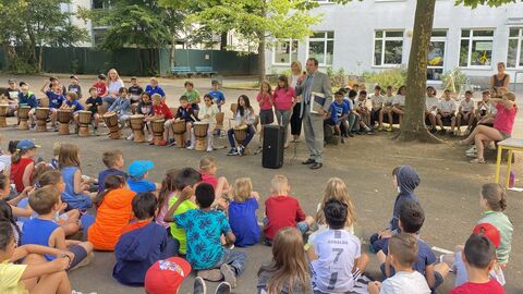 Schiller-Schule Wiesbaden erhält Auszeichnung für Ganztagsangebot Kultusminister Prof. Dr. R. Alexander Lorz spricht vor Schülerinnen und Schülern der Schiller-Schule Wiesbaden
