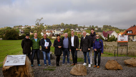 Lucia Puttrich besucht Mehrgenerationenplatz in Unter-Schmitten. Empfangen wurde sie vom Bürgermeister in Nidda Torsten Eberhardt und vielen Mitgliedern und Unterstützern der Vereinsgemeinschaft. 