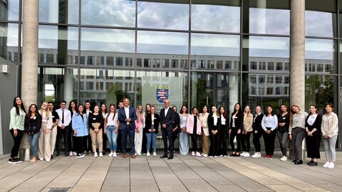 Justizminister Prof. Dr. Poseck und Helmut Vogt, Präsident des Amtsgerichts Wiesbaden mit dem neuen Justiznachwuchs 