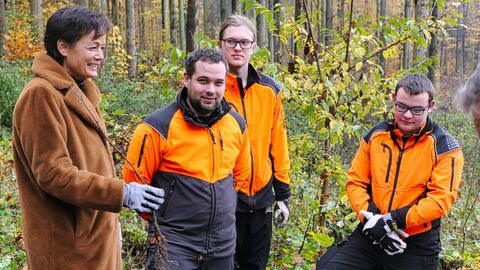 Europaministerin bei der Baumpflanzung mit Auszubildenden und Mitarbeitern von HessenForst