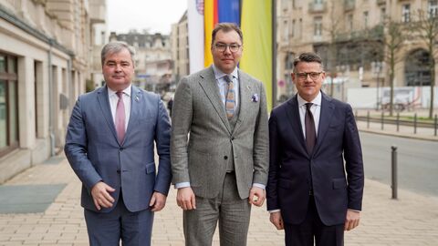 Ministerpräsident Boris Rhein empfing den Botschafter der Ukraine in Deutschland, Oleksii Makeiev (mitte), in der Hessischen Staatskanzlei. Begleitet wurde er von dem ukrainischen Generalkonsul in Frankfurt, Vadym Kostiuk (links). Ministerpräsident Boris Rhein empfing den Botschafter der Ukraine in Deutschland, Oleksii Makeiev (mitte), in der Hessischen Staatskanzlei. Begleitet wurde er von dem ukrainischen Generalkonsul in Frankfurt, Vadym Kostiuk (links).