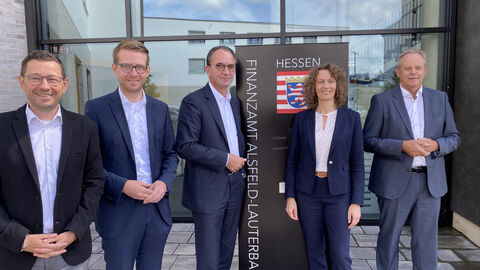 v.l.n.r.: Michael Hohmann, Abteilungsleiter Finanzministerium, Landtagsabgeordneter Michael Ruhl, die kommissarische Oberfinanzpräsidentin Konstanze Bepperling und der Leiter des Finanzamts Alsfeld-Lauterbach, Martin Leinweber
