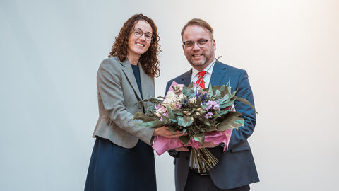 Blumen für Angela Dorn: Minister Timon Gremmels bedankte sich bei seiner Vorgängerin für das Geleistete. Die scheidende Ministerin Angela Dorn nimmt einen Blumenstrauß des neuen Ministers Timon Gremmels entgegen.