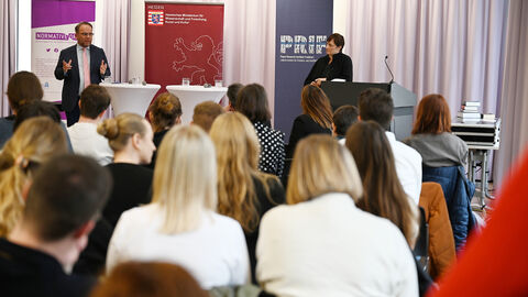 Minister Gremmels im Gespräch mit Studierenden. Minister Gremmels im Gespräch mit Studierenden.