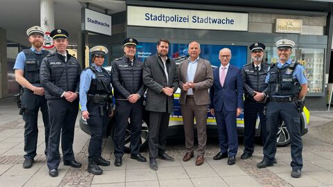 Ordnungsdezernent Paul Wandrey, Innenminister Roman Poseck, LPP Robert Schäfer, Leiter der Abteilung Einsatz Dirk Fornoff, stellvertretender Leiter der PD Christian Resch, Revierleiter Alexander Götz und Polizeibeamte des 1. Polizeireviers und der Stadtpolizei stehen vor einem Gebäude zum Gruppenfoto aufgestellt