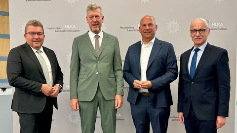 Besuch HLKA Vizepräsident HLKA Rudi Heimann, Präsident HLKA Andreas Röhrig, Innenminister Roman Poseck, Landespolizeipräsident Robert Schäfer posieren vor Wand