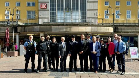 Innenminister Roman Poseck, Landespolizeipräsident Robert Schäfer, Abteilungsdirektor der Abteilung Einsatz Theo Wiegand, Bürgermeister Dag Wehner, Vertreterinnen und Vertreter des Rechts- und Ordnungsamtes der Stadt sowie Polizeibeamte der Polizeistation Fulda auf einem Platz vor einem Gebäude zum Foto aufgestellt.