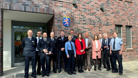 Innenstadtoffensive Wiesbaden Innenminister Roman Poseck, unter anderem mit Stadtrat Andreas Kowol, Bürgermeisterin Christiane Hinninger, Ordnungsdezernentin Maral Koohestanian, Polizeipräsident Felix Paschek, stellv. Leiter der Polizeidirektion Wiesbaden Sascha Apitz und Revierleiter Marcus Bergner vor Polizeirevier