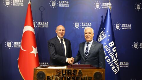 Eruopaminister besucht Bursa Europaminister Pentz schüttelt Hand von Bürgermeister von Bursa. Im Hintergrund befinden sich die Flaggen der Türkei und der Region Bursa