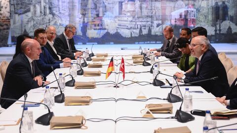 Europaminister Manfred Pentz, begleitet von Abgeordneten des Hessischen Landestages im Gespräch mit Akif Çağatay Kılıç, am 18. Juli 2024 Europaminister Manfred Pentz sitzt mit Abgeordneten des Hessischen Landestages am Tisch und unterhält sich mit Akif Çağatay Kılıç