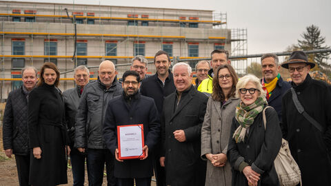 Mehrere Personen stehen an einer Baustelle