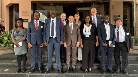 Ministerreise Nairobi Mehrere Personen stehen vor Gebäude und lächeln in Kamera