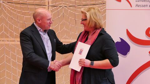 Entbürokratisierungsminister Manfred Pentz mit der Präsidentin des Landessportbundes Hessen e.V., Juliane Kuhlmann Manfred Pentz überreicht Juliane Kuhlmann den Förderungsbescheid