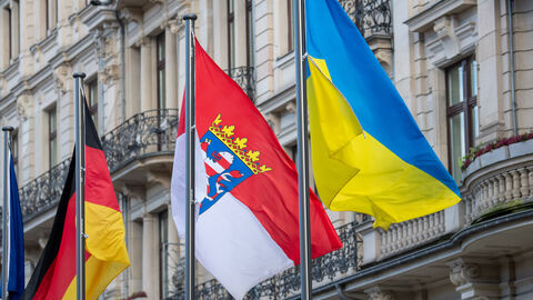 Die deutsche, die hessische und die ukrainische Flagge
